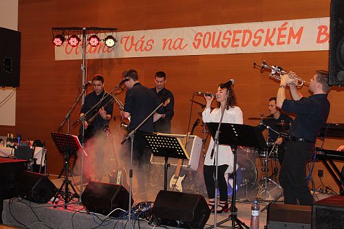 Kapela Kiks Brass na Sousedském bále v Hovězí